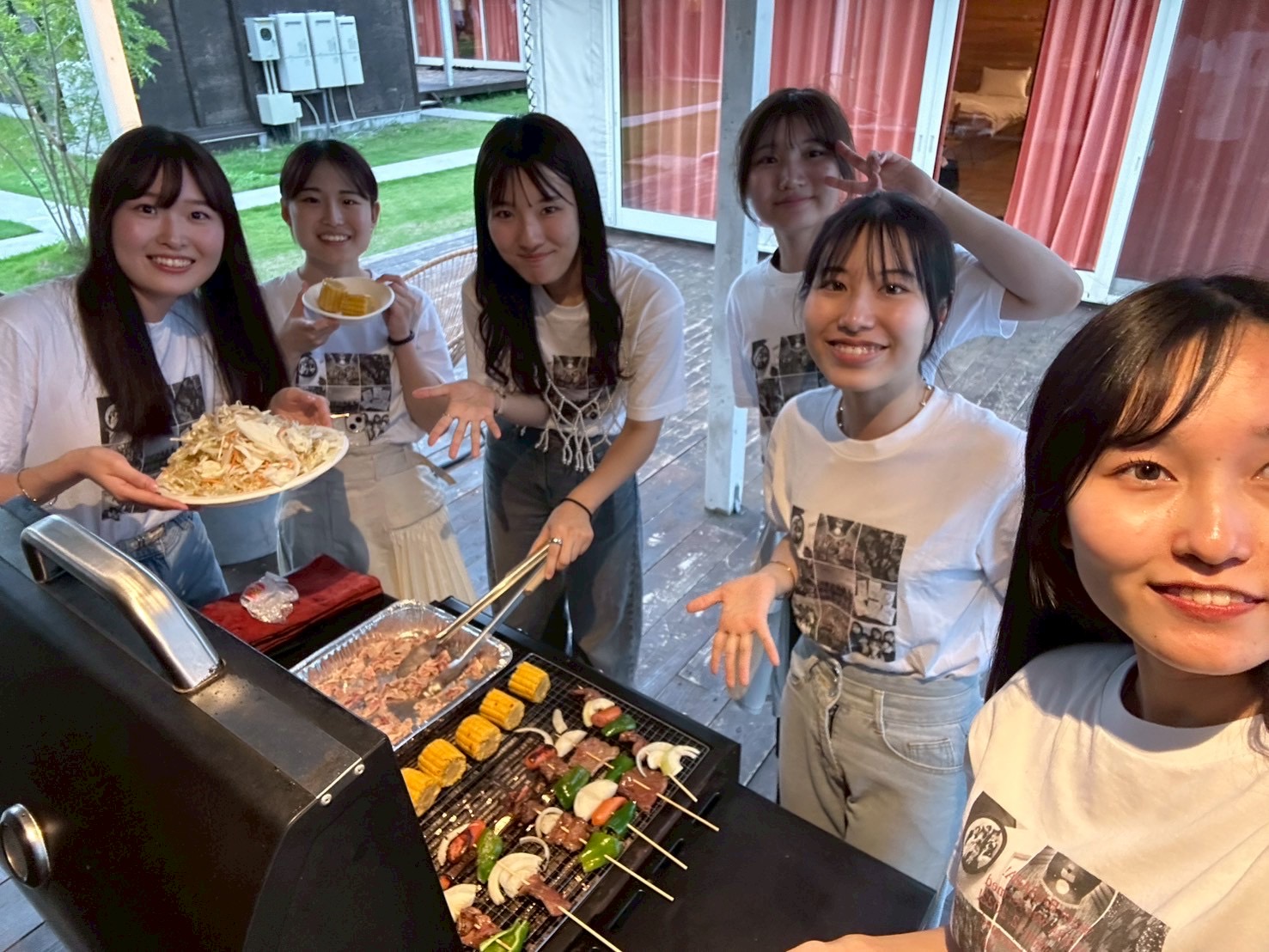 大人数対応のBBQ・焚き火スペースで盛り上がる
